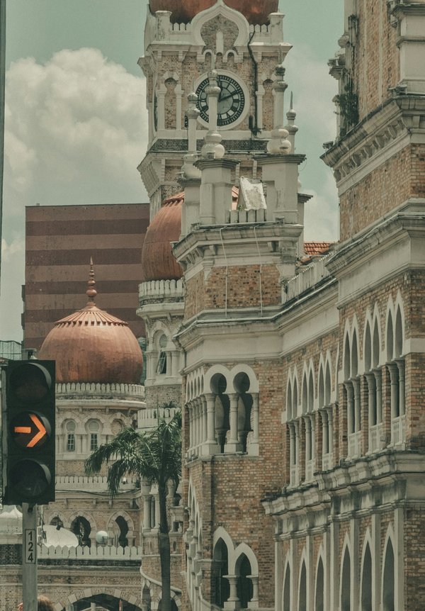 Comment organiser une compétition de création de miniatures de bâtiments historiques ?